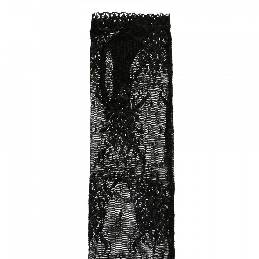 Fingerless lace gloves