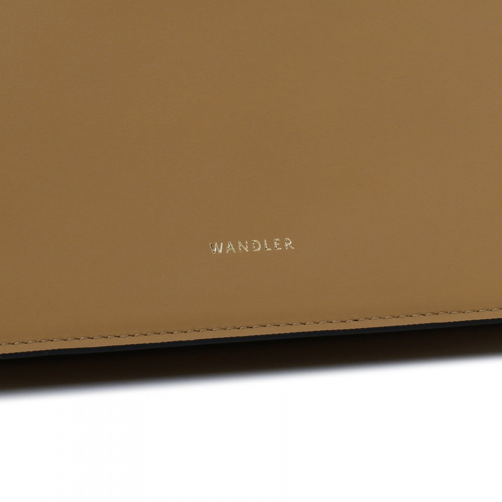 Uma gingerbread-hue baguette